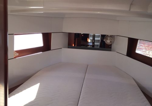 bow cabin OC 381